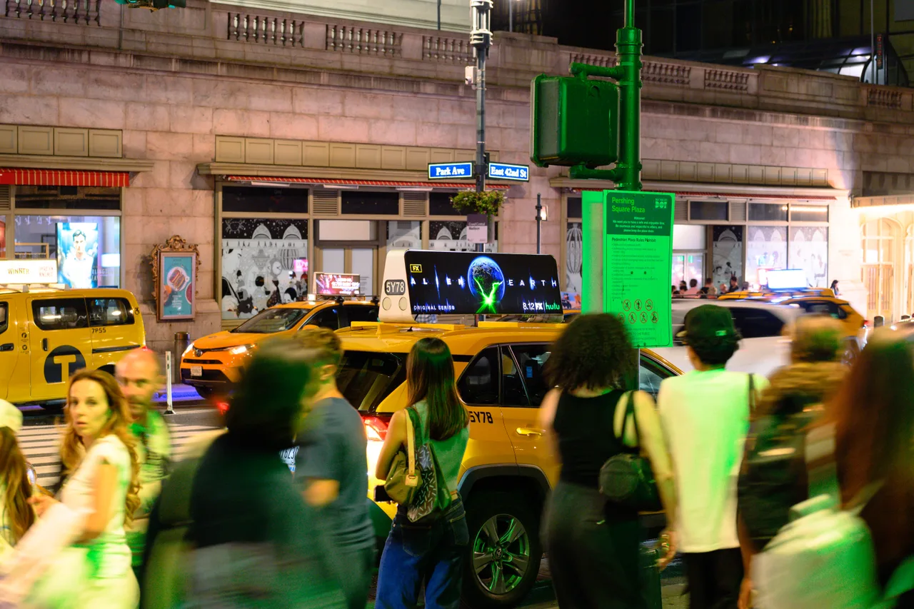 Static print carrying a Alien campaign in New York