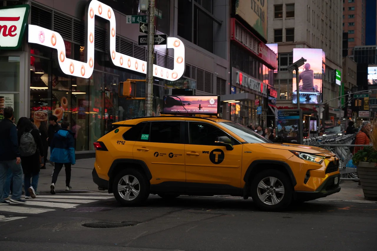 Digital screen carrying a HotelMousai campaign in New York