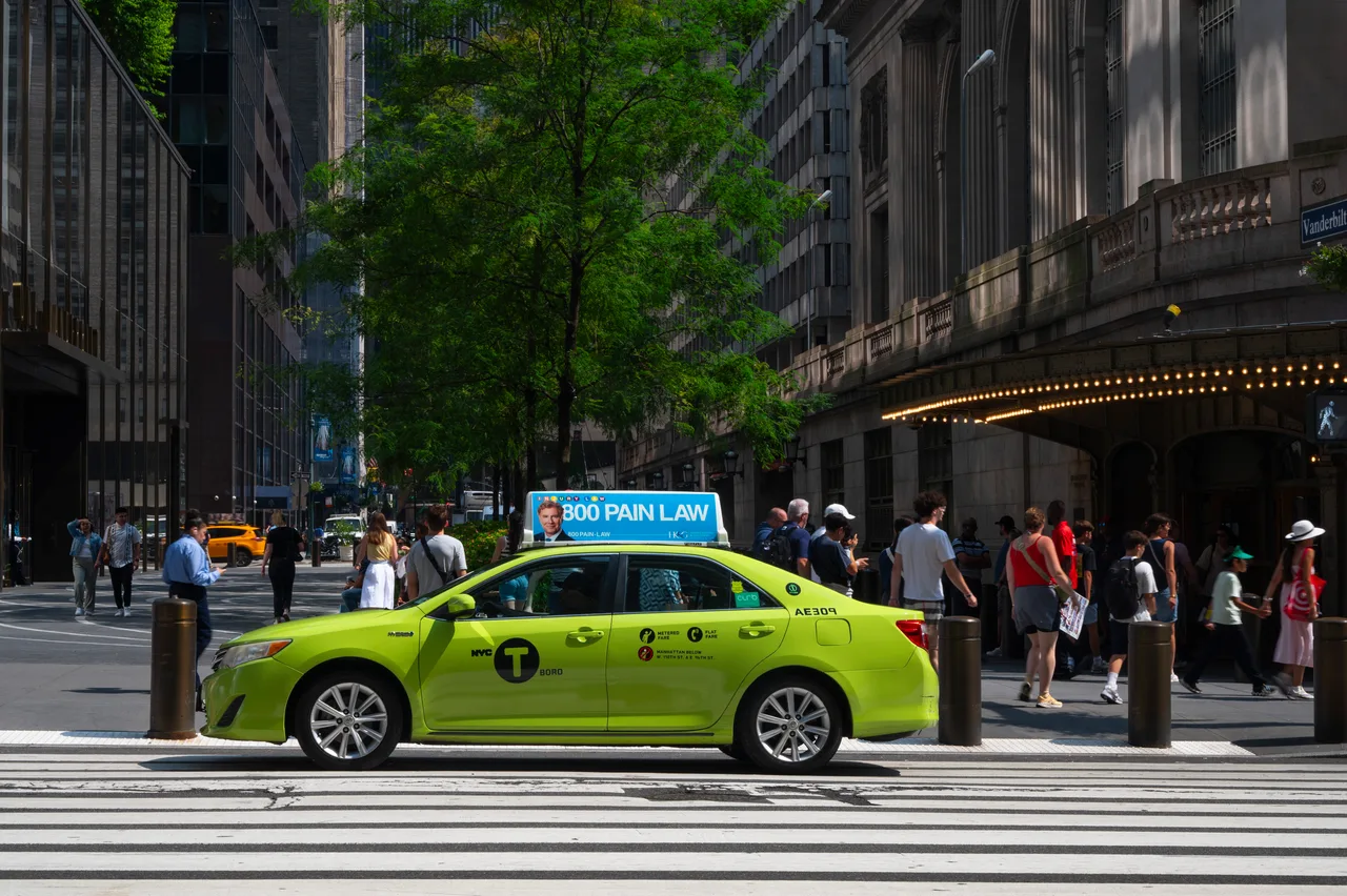 Static print carrying a VictoryLane campaign in New York