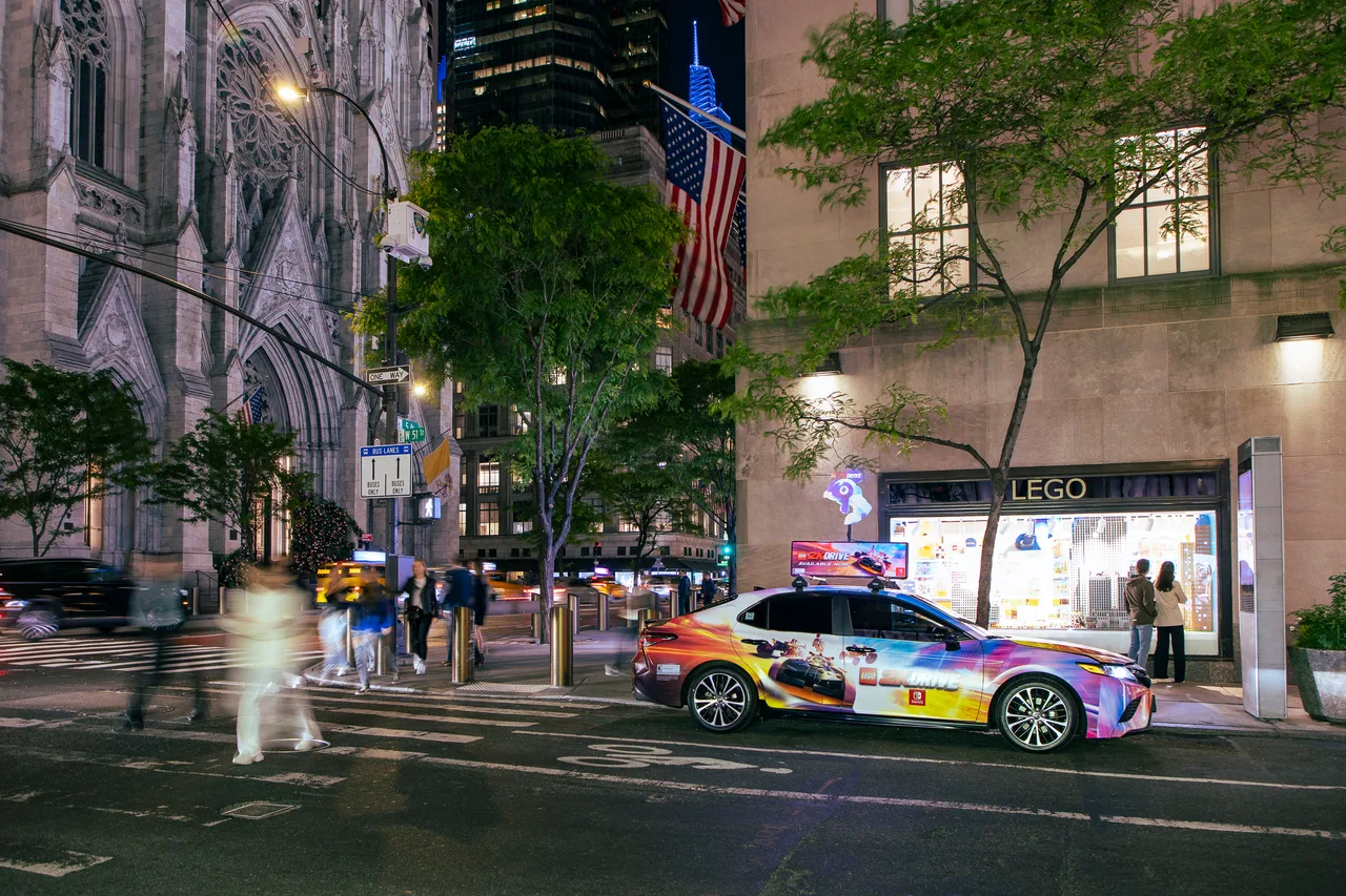 Hologram carrying a 2KGamingHologram campaign in New York