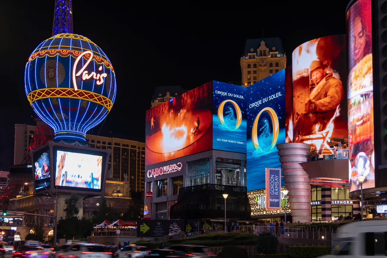 Spectacular carrying a CirqueduSoleil campaign in Las Vegas