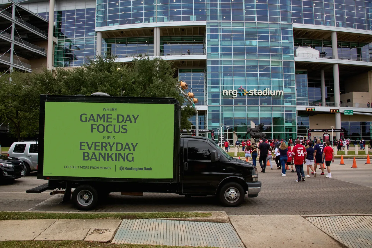 Digital screen carrying a HuntingtonBank campaign in Houston