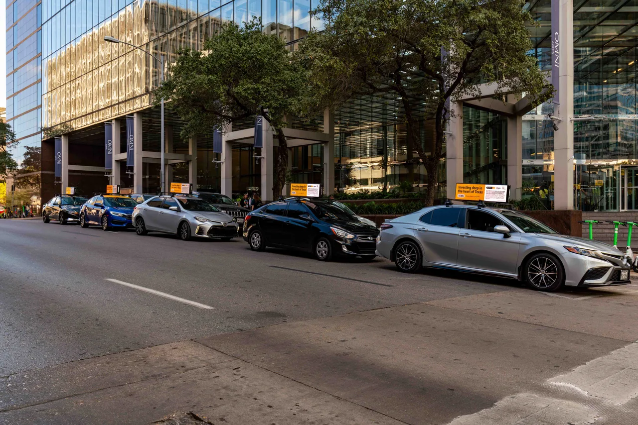 Digital screen carrying a iShares campaign in Austin
